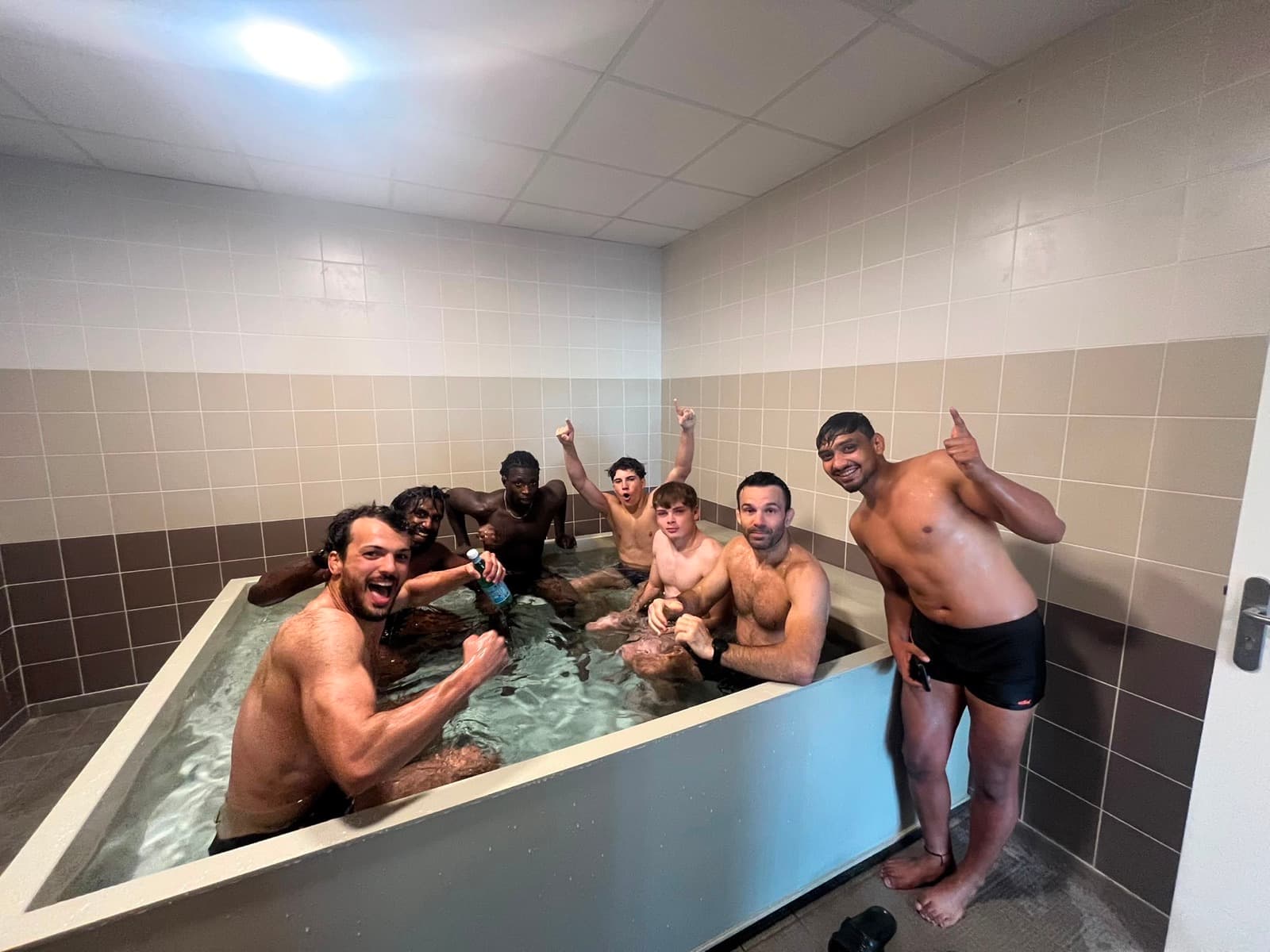 L’équipe au complet dans le bain de récupération